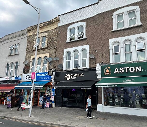 3 Bedroom Flat For Sale In Cameron Road, Ilford, Essex, IG3