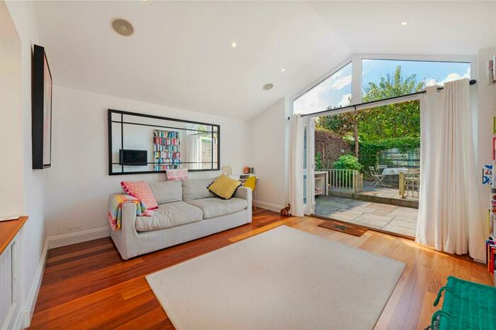 2 Bedroom Cottage To Rent In Cross Street, London, SW13