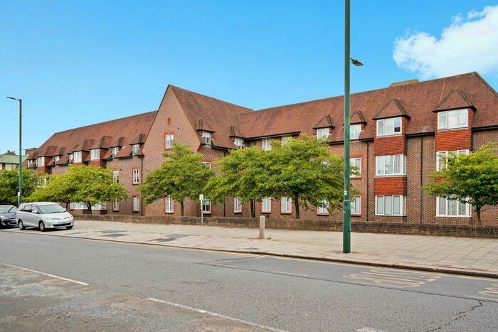 2 Bedroom Ground Flat To Rent In Retirement Court, Finchley Road, London, NW11