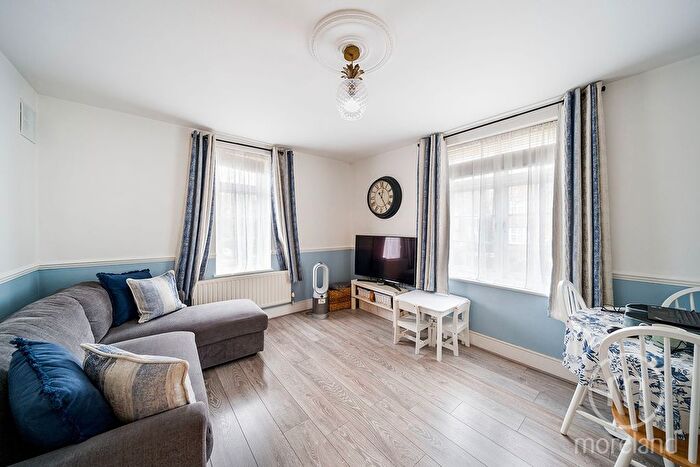 2 Bedroom Flat For Sale In Oakwood Court, Addison Way, Hampstead Garden Suburb, NW11