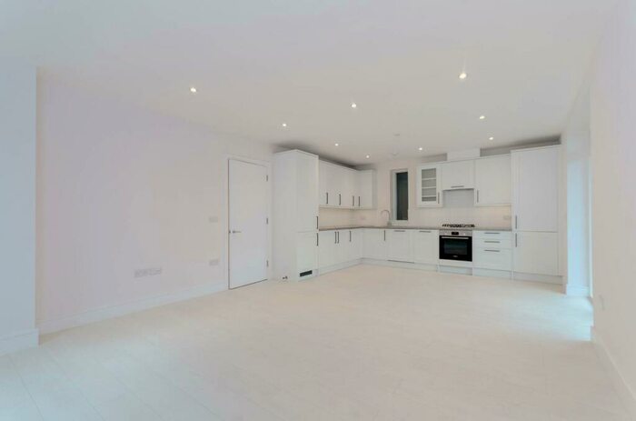 2 Bedroom Flat To Rent In Downsview Road, Upper Norwood, London, SE19