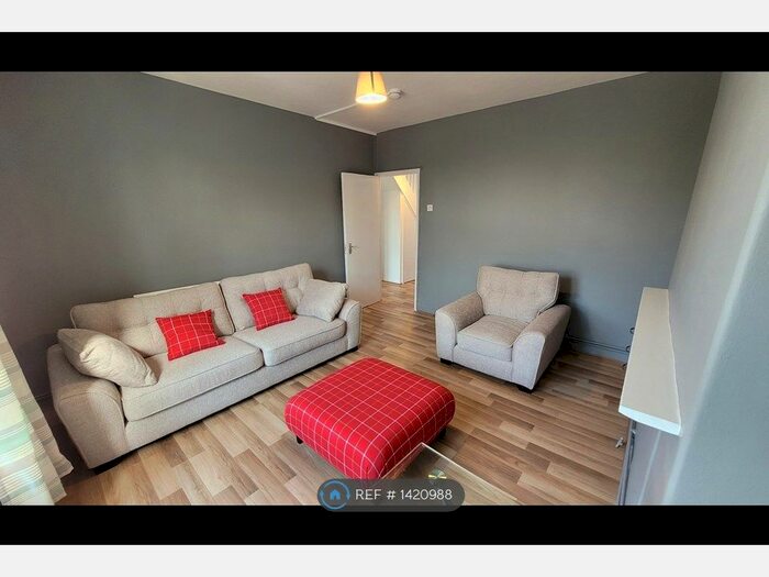 3 Bedroom Flat To Rent In Hindlip House, London, SW8