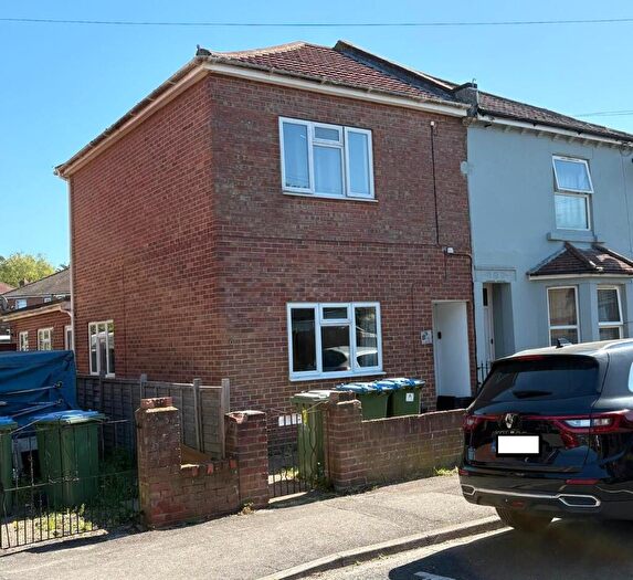 2 Bedroom Flat For Sale In Whitworth Road, Southampton, Hampshire, SO18