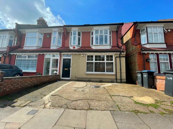 2 Bedroom Flat To Rent In Hazelwood Lane, Palmers Green, N13