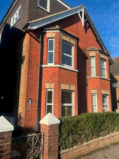 1 Bedroom Flat To Rent In Cantelupe Road, Esst Grinstead, RH19