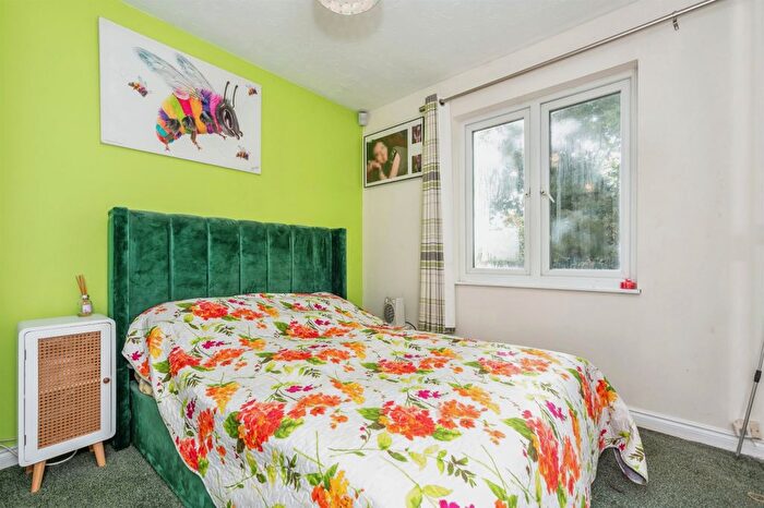 1 Bedroom End Of Terrace House For Sale In Banner Close, Purfleet, RM19