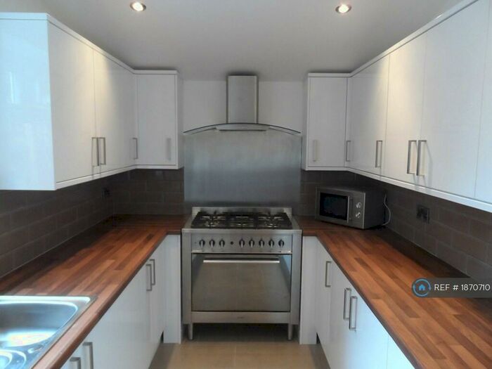 6 Bedroom Terraced House To Rent In Hibbert Street, Manchester, M14