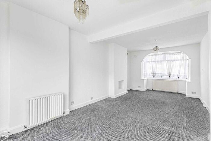 3 Bedroom Property To Rent In Blakenham Road, Tooting, SW17