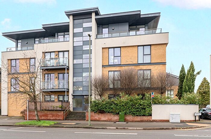 2 Bedroom Flat For Sale In Sycamore Avenue, Woking, Surrey, GU22