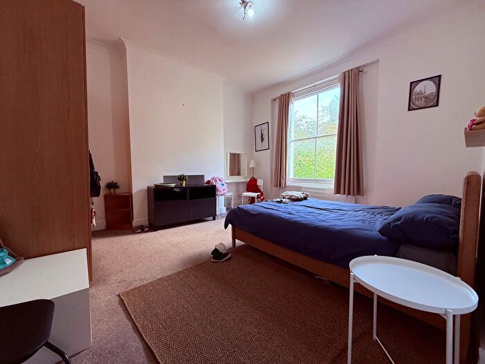 2 Bedroom Flat To Rent In Warwick Gardens, London, W14