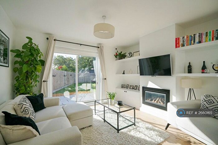 3 Bedroom Semi-Detached House To Rent In Summerfield Close, London Colney, AL2