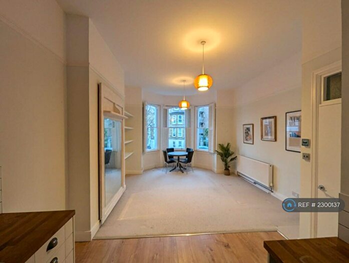 2 Bedroom Flat To Rent In Egham Court, Surbiton, KT6