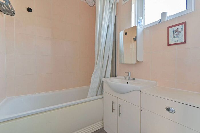 1 Bedroom Bungalow To Rent In Cornford Grove, Balham, London, SW12