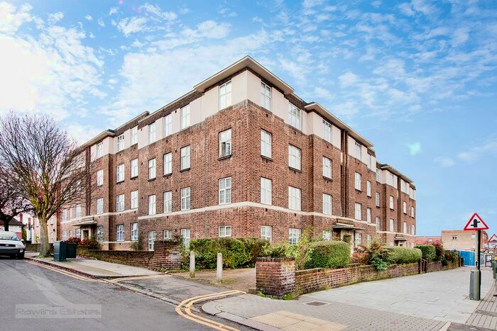 3 Bedroom Flat To Rent In Windsor Court, Golders Green, NW11
