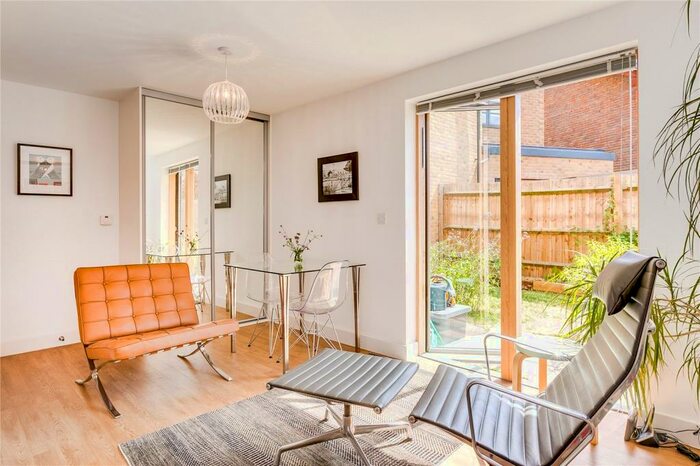 Flat To Rent In Mildmay Avenue, London, N1