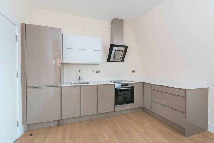 3 Bedroom Flat To Rent In High Street, London, N8