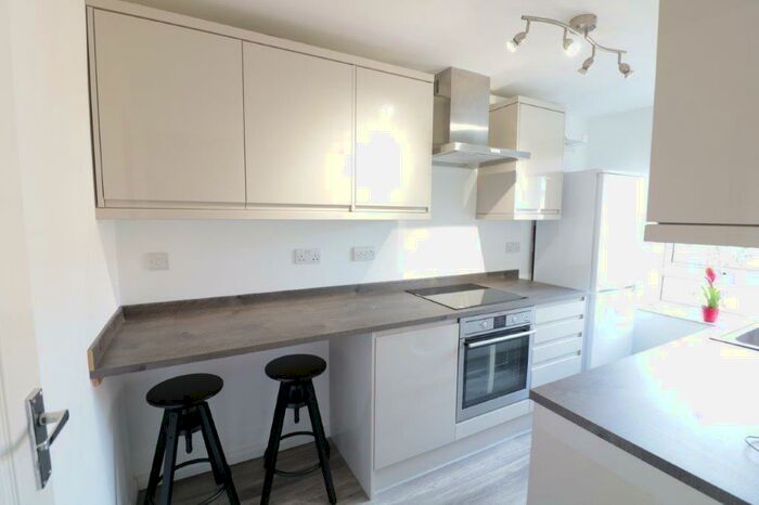 2 Bedroom Apartment To Rent In Canford Court, Reading, RG30