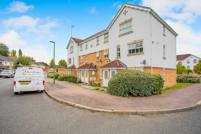 2 Bedroom Flat To Rent In Evensyde, Watford, Hertfordshire, WD18