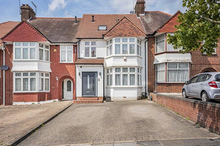 4 Bedroom Terraced House For Sale In Chase Way, N14