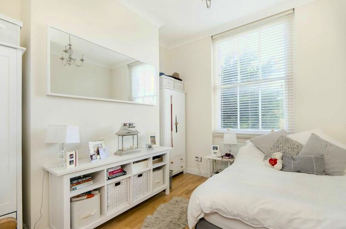 3 Bedroom Flat To Rent In Surrey Square, Elephant And Castle, London, SE17