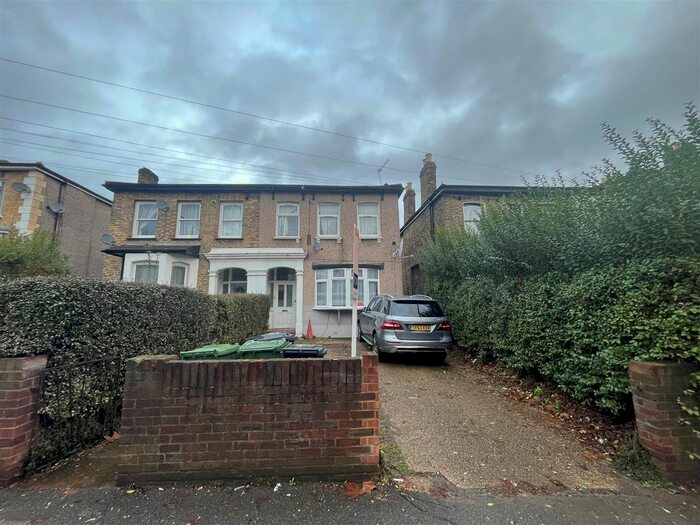 3 Bedroom Flat To Rent In Fairlop Road, Upper Leytonstone, London, E11