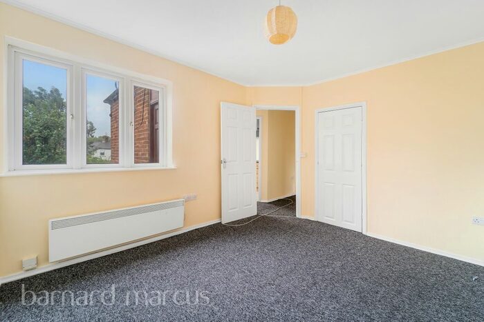 2 Bedroom Flat To Rent In Stainash Parade, Kingston Road, Staines, TW18