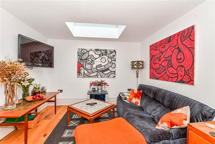 4 Bedroom Bungalow For Sale In The Pinnocks, Pluckley, Ashford, Kent, TN27