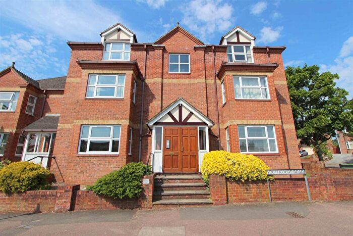 2 Bedroom Flat For Sale In Southcourt House, Southcourt Road, Linslade, LU7