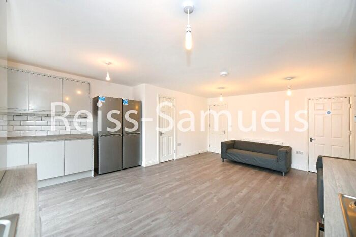 6 Bedroom Town House To Rent In Lockesfield Place, London, E14
