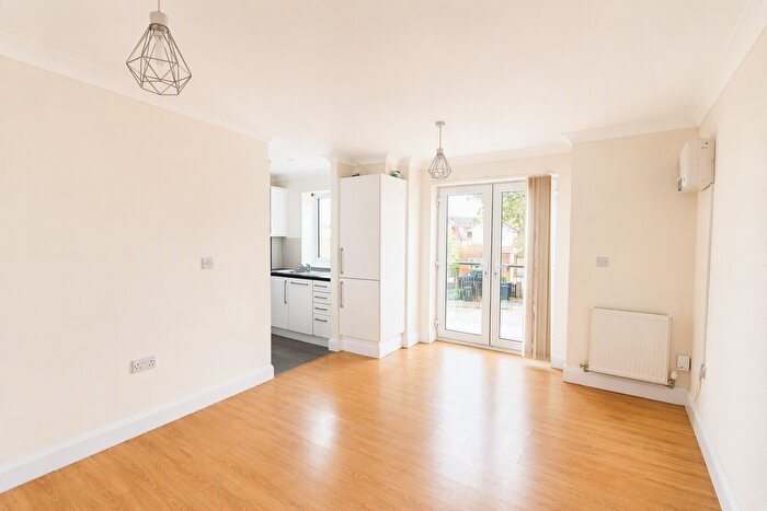 2 Bedroom Flat To Rent In B Woodbury Close, Croydon, CR0