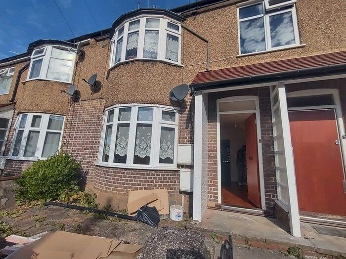 2 Bedroom Flat To Rent In Balfour Grove, London, N20