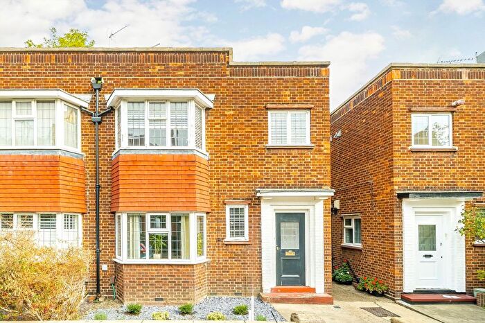 2 Bedroom Flat For Sale In Fairlawn Avenue, Chiswick, W4