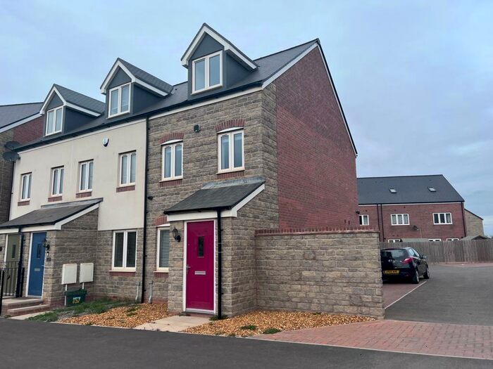 3 Bedroom House To Rent In Honeysuckle Road, Lyde Green, BS16