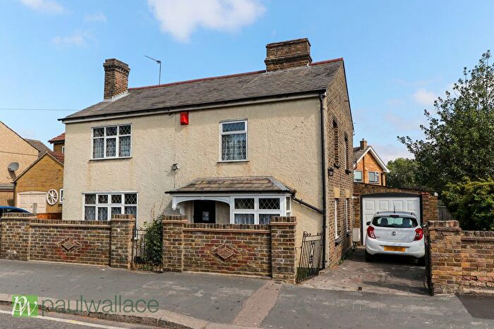 3 Bedroom Detached House For Sale In Windmill Lane, Cheshunt, EN8