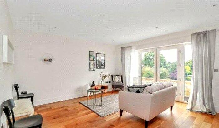 3 Bedroom Apartment To Rent In Cromwell Road, Kingston Upon Thames, KT2