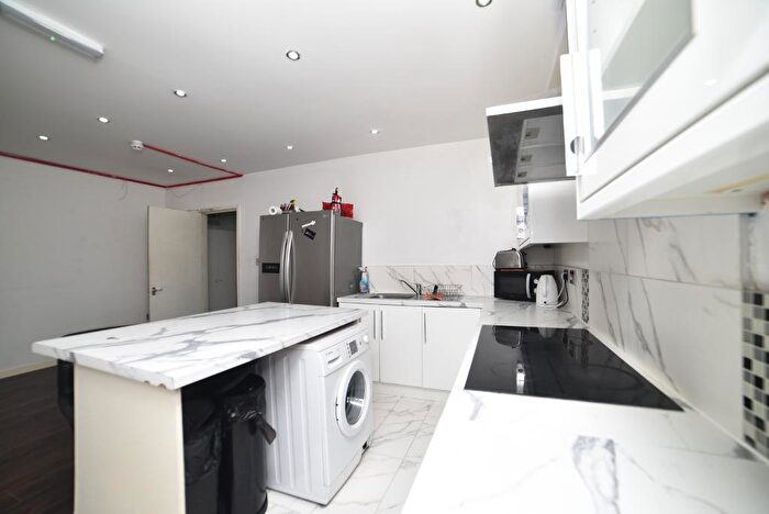 6 Bedroom Terraced House To Rent In Carbis Road, Limehouse, London, E14