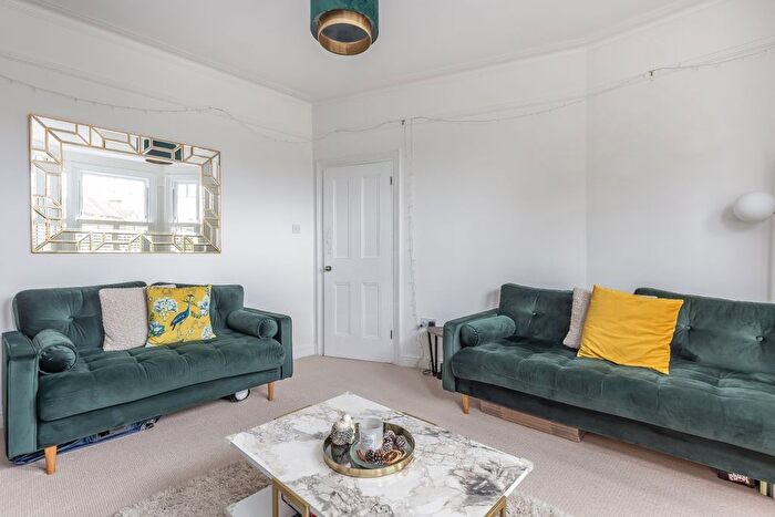 2 Bedroom Flat To Rent In Villiers Road, Kingston Upon Thames, KT1