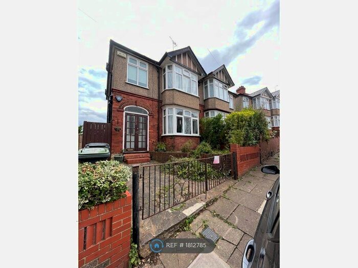 3 Bedroom Semi-Detached House To Rent In Strathmore Avenue, Luton, LU1