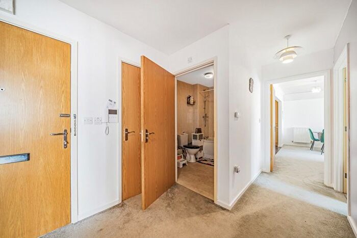 2 Bedroom Flat For Sale In Engineers Court, Reading, Berkshire, RG2