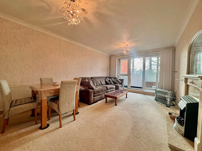 2 Bedroom Apartment To Rent In Auburn Mansions, Poole, BH12