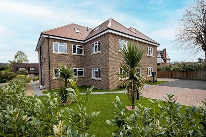 3 Bedroom Flat To Rent In Ducks Hill Road, Northwood, HA6