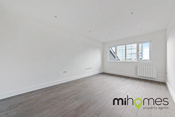 2 Bedroom Apartment To Rent In Key Point, Potters Bar, EN6