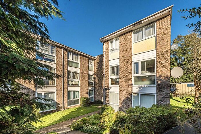 2 Bedroom Flat To Rent In Oakley Close, Isleworth, TW7