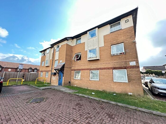3 Bedroom Flat To Rent In Milliners Court, Milliners Way, Luton, Bedfordshire, LU3