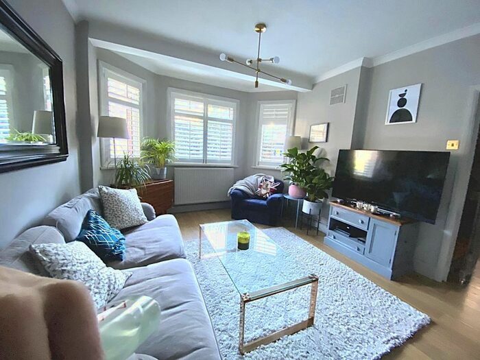 2 Bedroom Flat To Rent In Merton Road, London, SW18