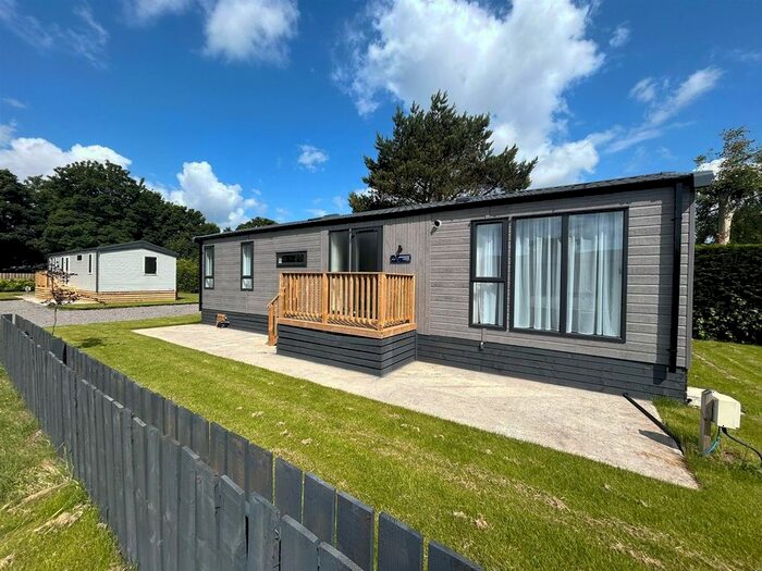 2 Bedroom Mobile/park Home For Sale In Feoffee Lane, Pocklington, York, YO42