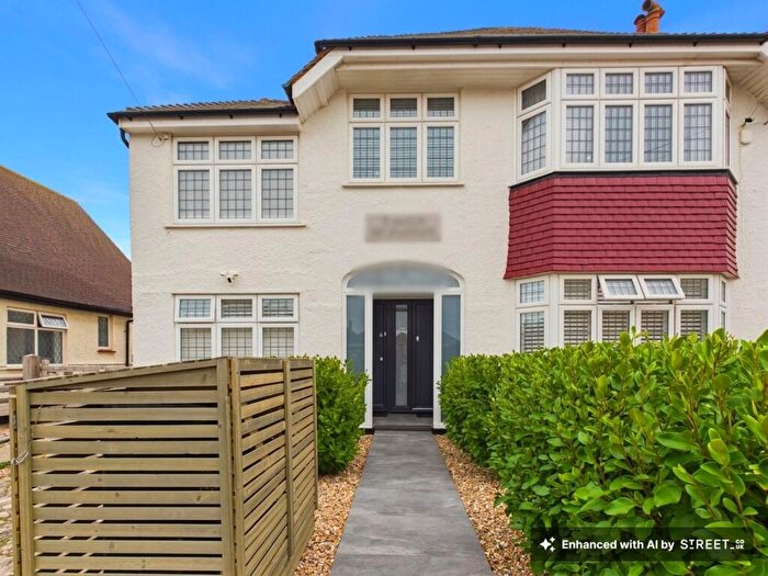 3 Bedroom Flat To Rent In Wallace Avenue, Worthing, BN11