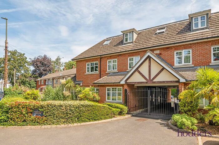 2 Bedroom Flat For Sale In Brighton Road, Addlestone, Surrey, KT15