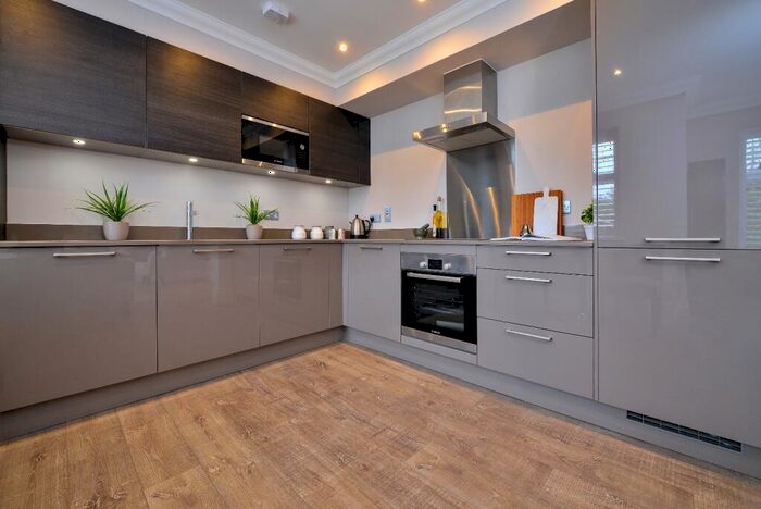 2 Bedroom Flat To Rent In Park Avenue Bromley, BR1