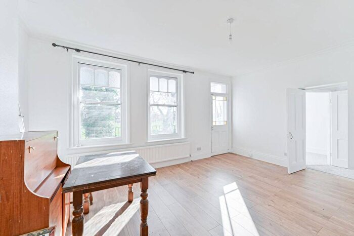 3 Bedroom Flat To Rent In London Road, Tooting, Mitcham, CR4